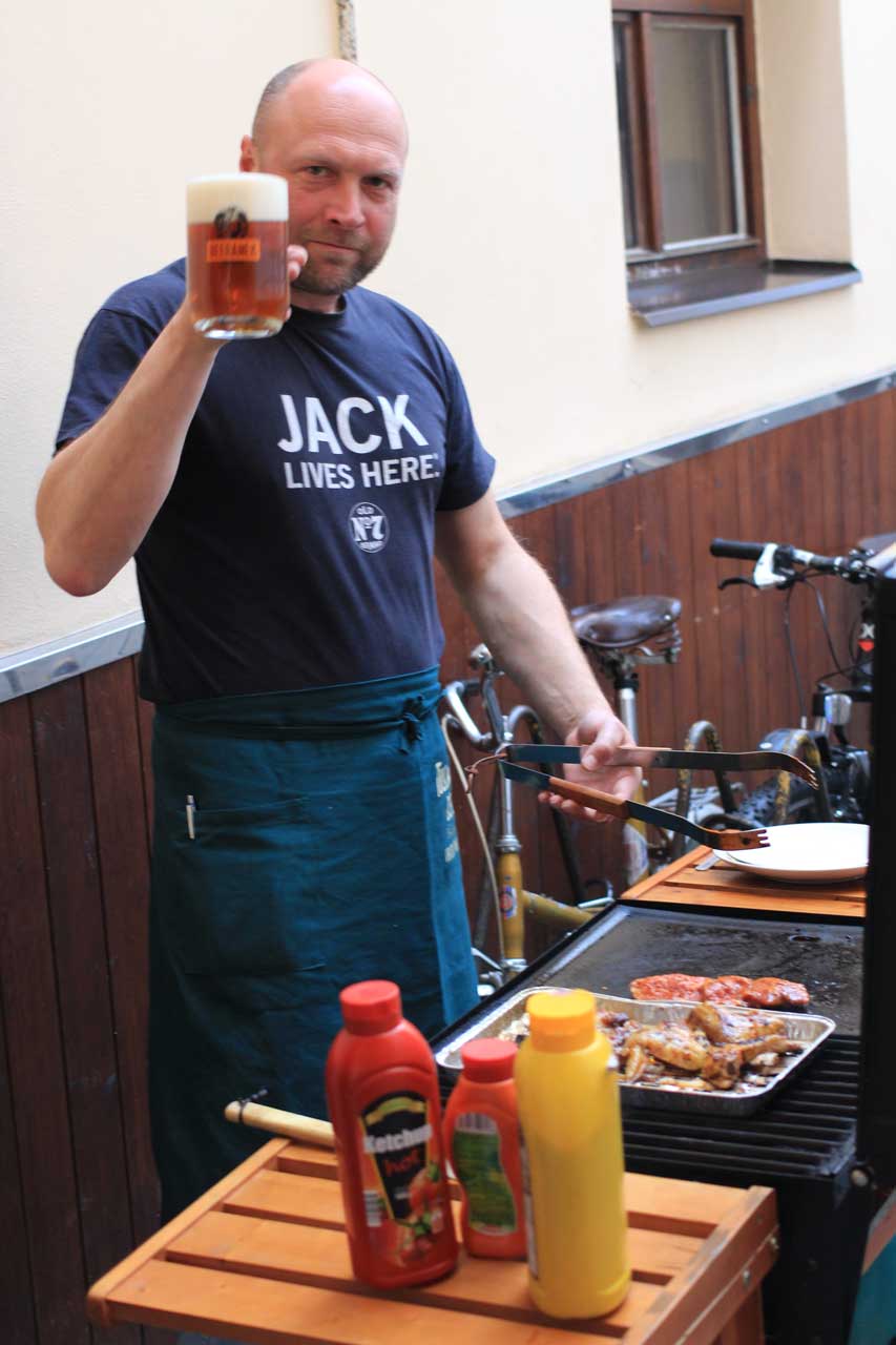 Singer_pub_1_grilovani_3